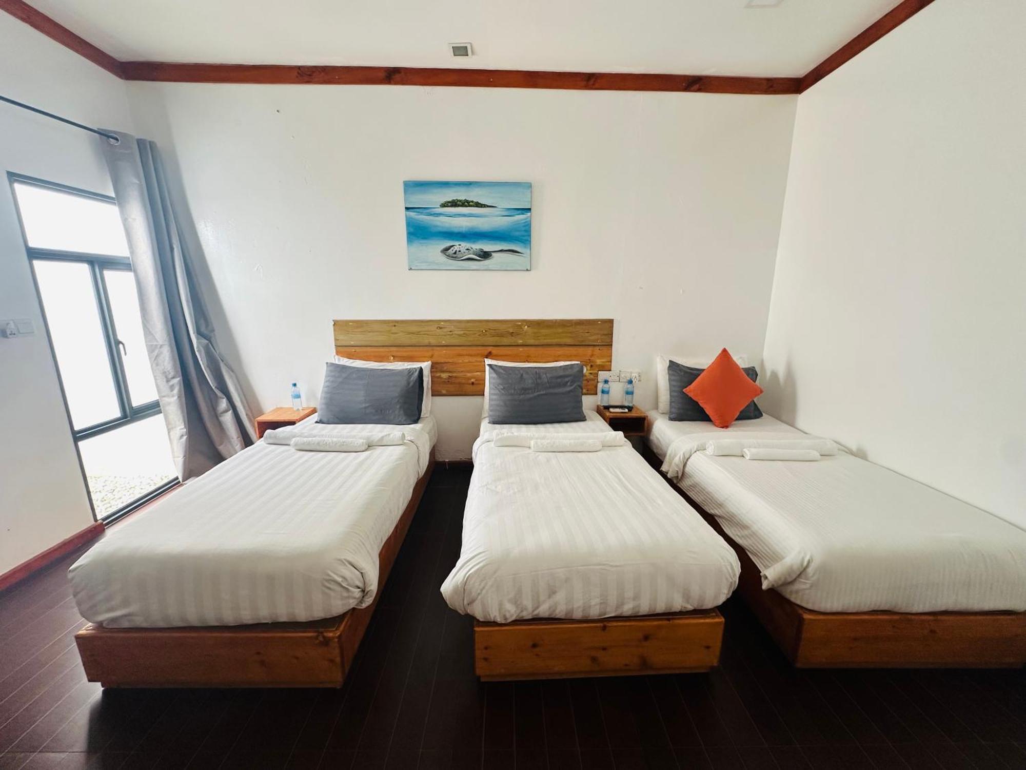 Pelican Beach Maafushi Exteriör bild